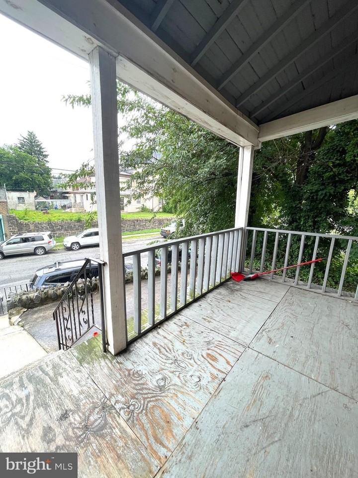 110 W Tabor Rd - Photo 3 of 18