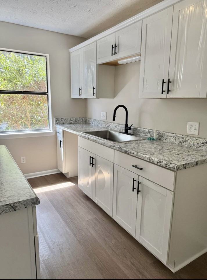 3552 Torbay Dr - Photo 4 of 9