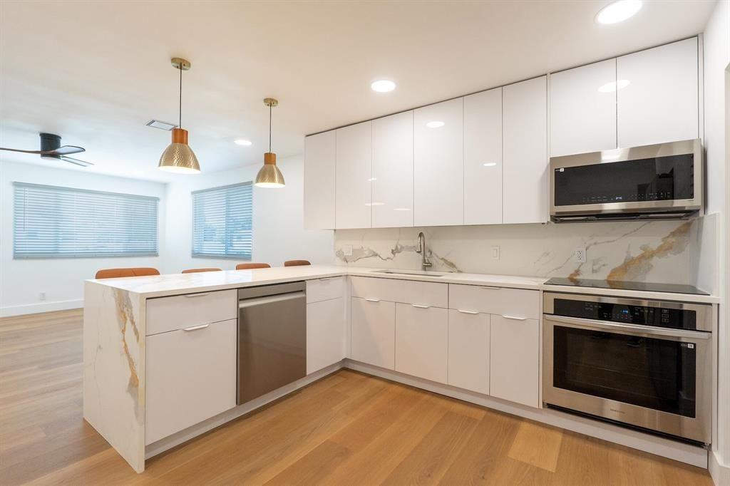 2171 Ne 56th St - Photo 2 of 15