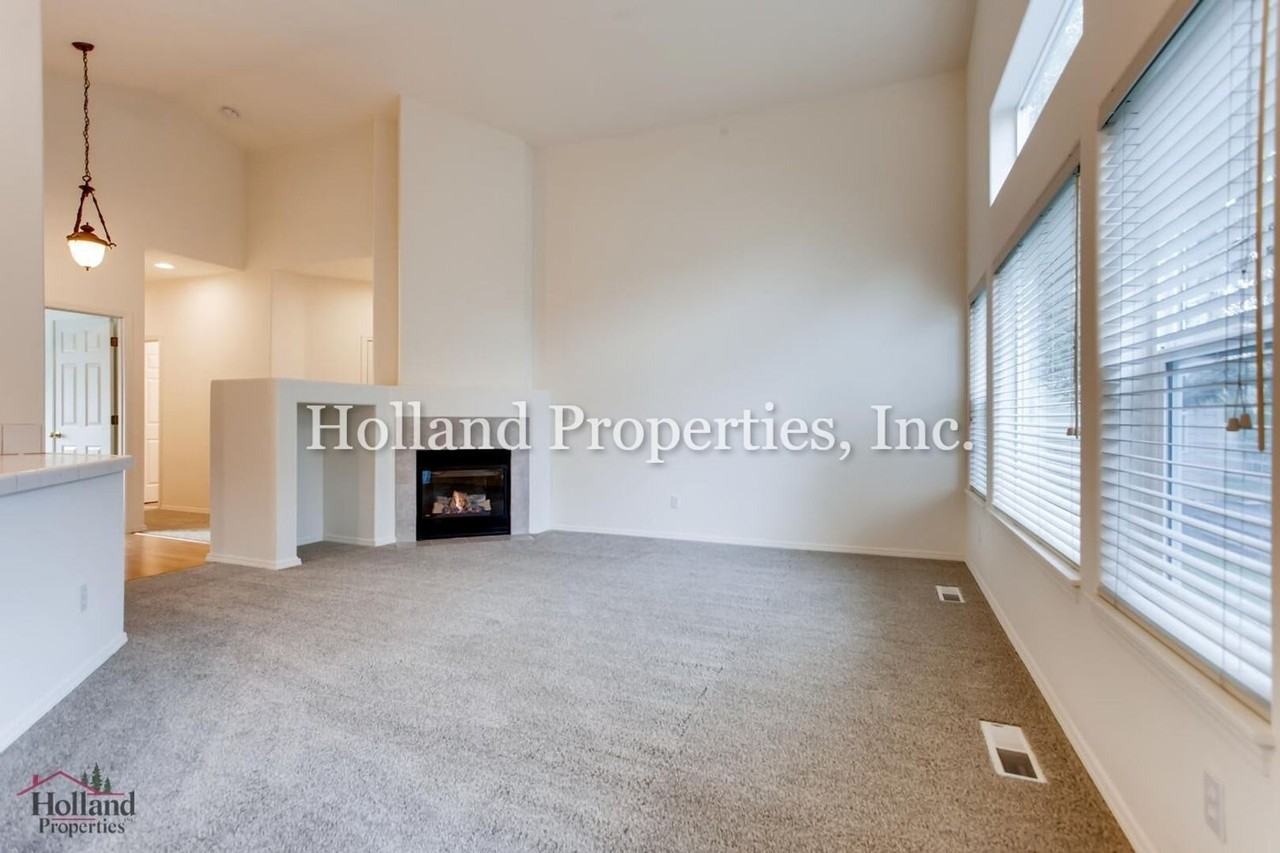 2435 Ne 12th Way - Photo 5 of 27