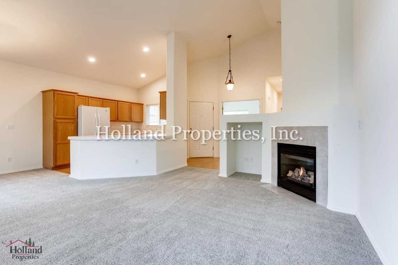 2435 Ne 12th Way - Photo 6 of 27
