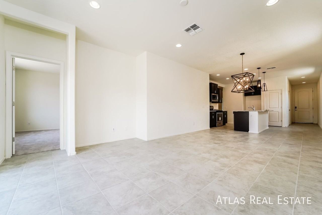 10689 W Dickerson Dr - Photo 3 of 21