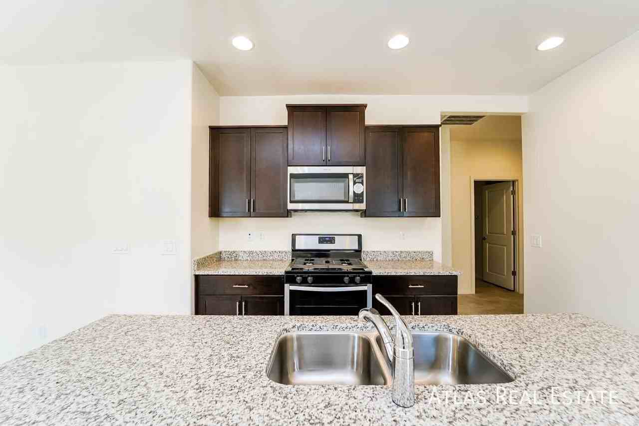 10689 W Dickerson Dr - Photo 4 of 21