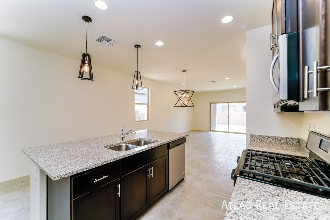 10689 W Dickerson Dr - Photo 5 of 21
