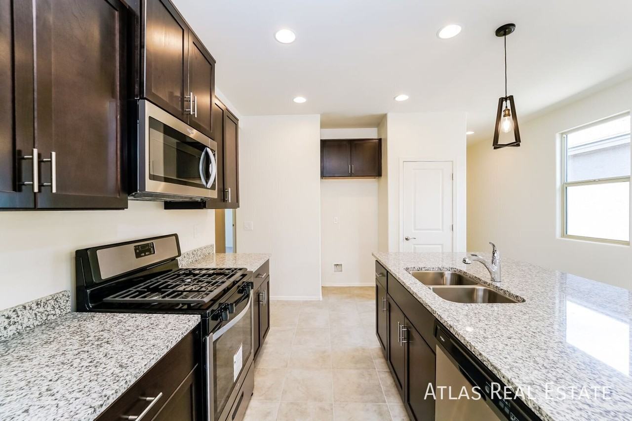 10689 W Dickerson Dr - Photo 6 of 21
