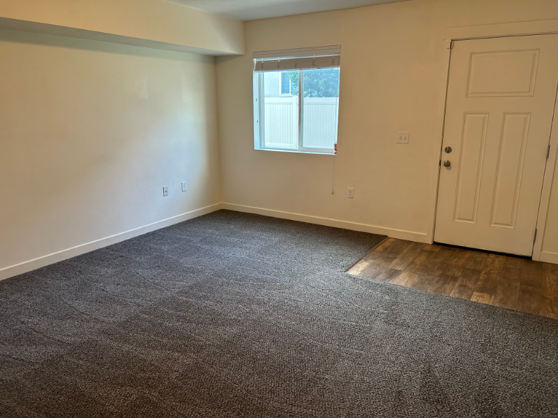 689 W Cushing Ave #C - Photo 3 of 11