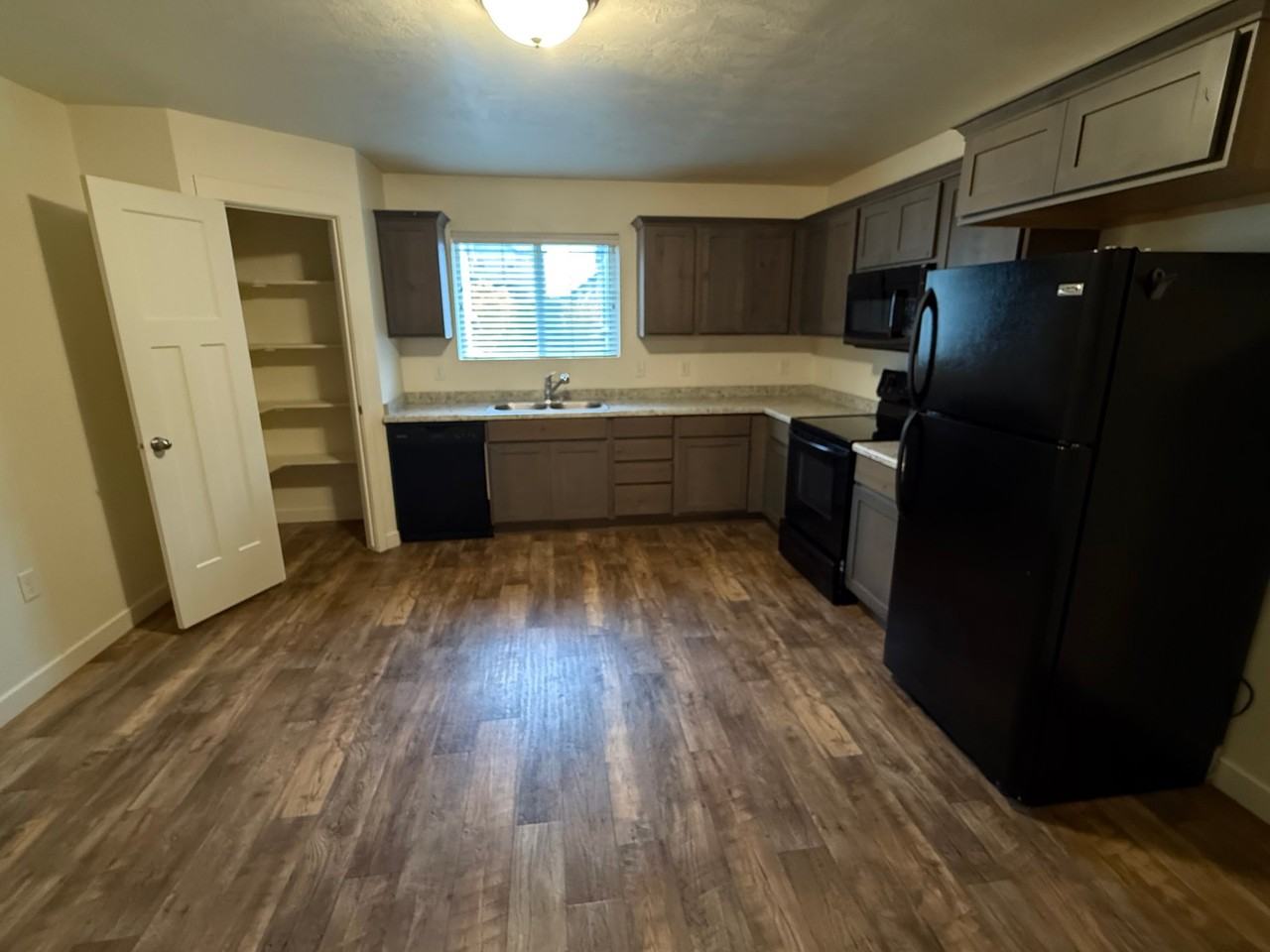 689 W Cushing Ave #C - Photo 4 of 11