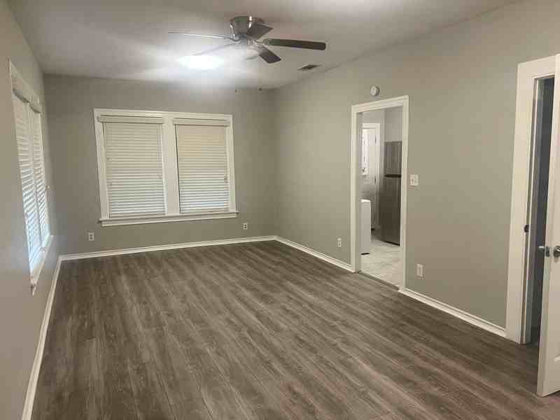 5201 Chico St - Photo 5 of 10