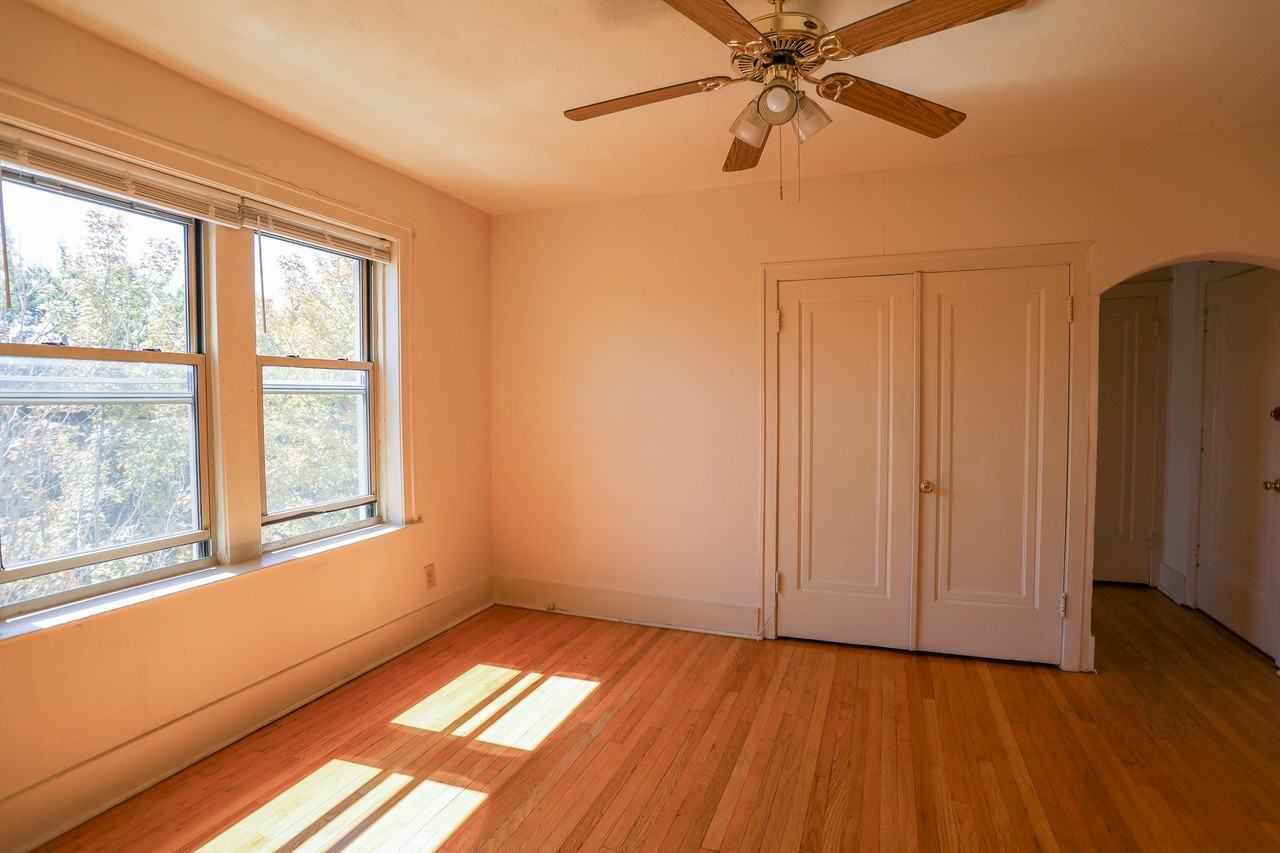 1100 W Roscoe St #4 - Photo 3 of 10