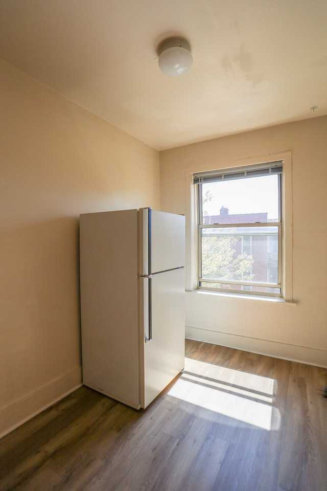 1100 W Roscoe St #4 - Photo 4 of 10