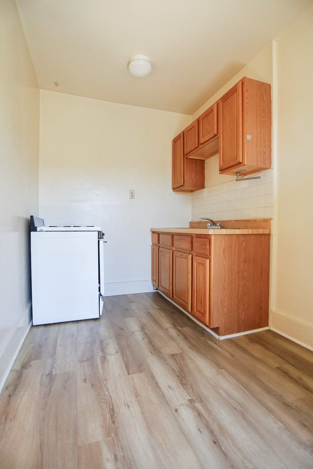 1100 W Roscoe St #4 - Photo 5 of 10