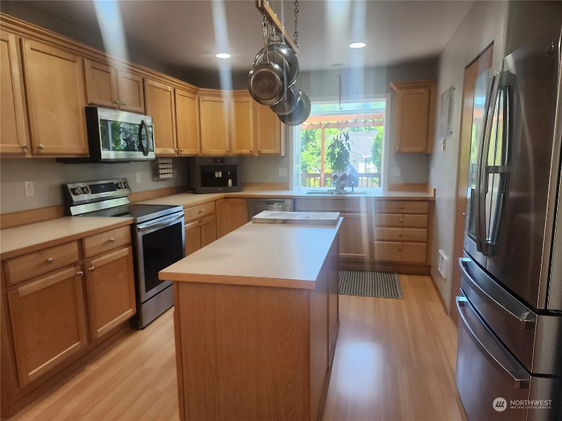 2836 Hyland St - Photo 2 of 17