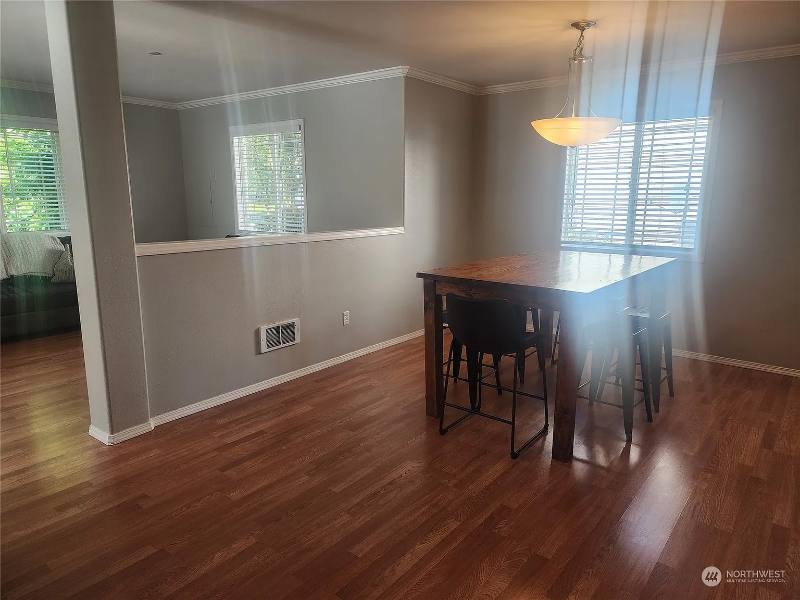 2836 Hyland St - Photo 4 of 17
