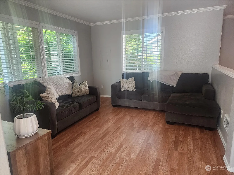 2836 Hyland St - Photo 5 of 17