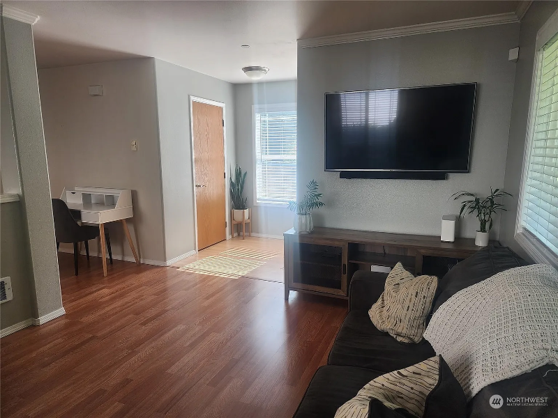 2836 Hyland St - Photo 6 of 17