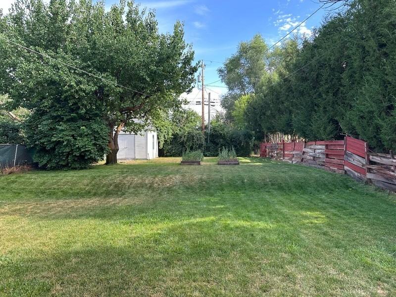 715 Healy St - Photo 2 of 7