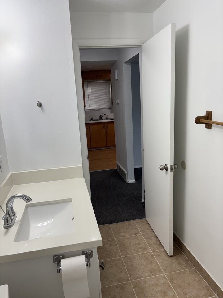 1092 E Roosevelt Ave #1 - Photo 6 of 17