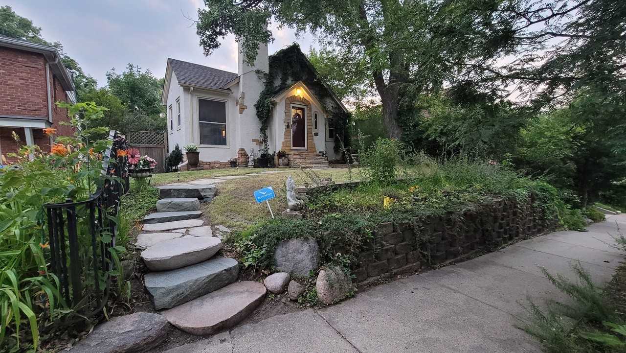 1136 Xerxes Ave S - Photo 2 of 19