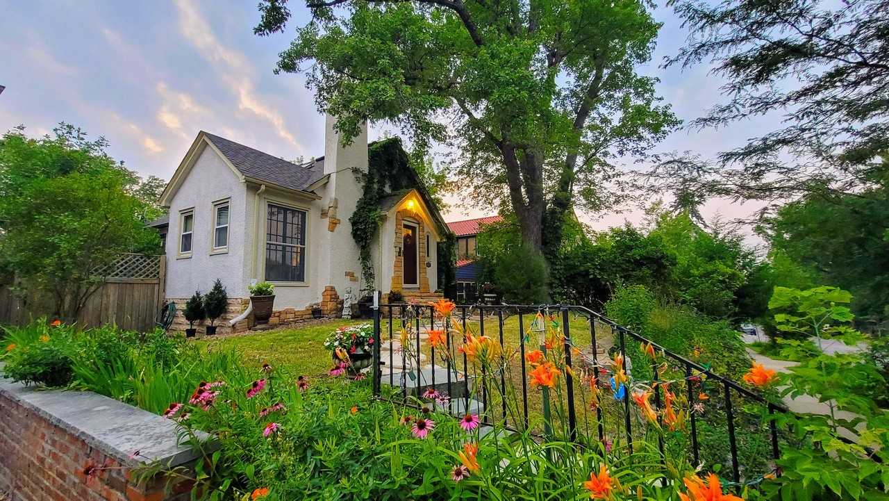1136 Xerxes Ave S - Photo 4 of 19