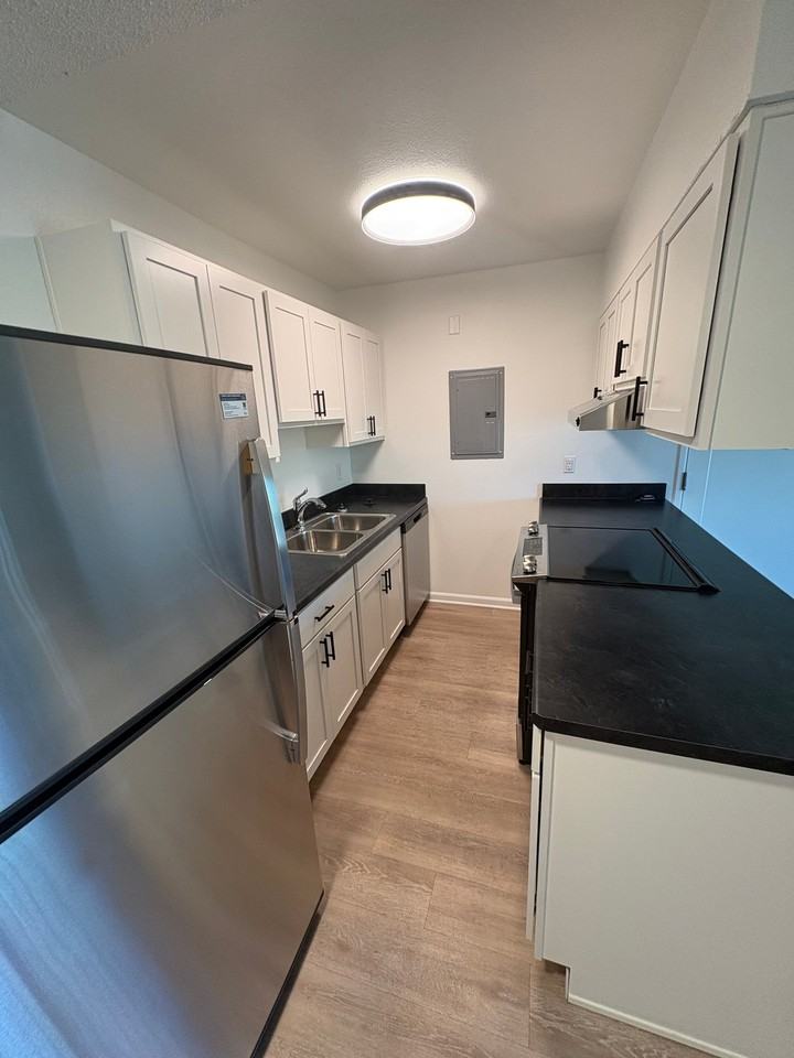 933 E Moorhead Cir #1K - Photo 5 of 11