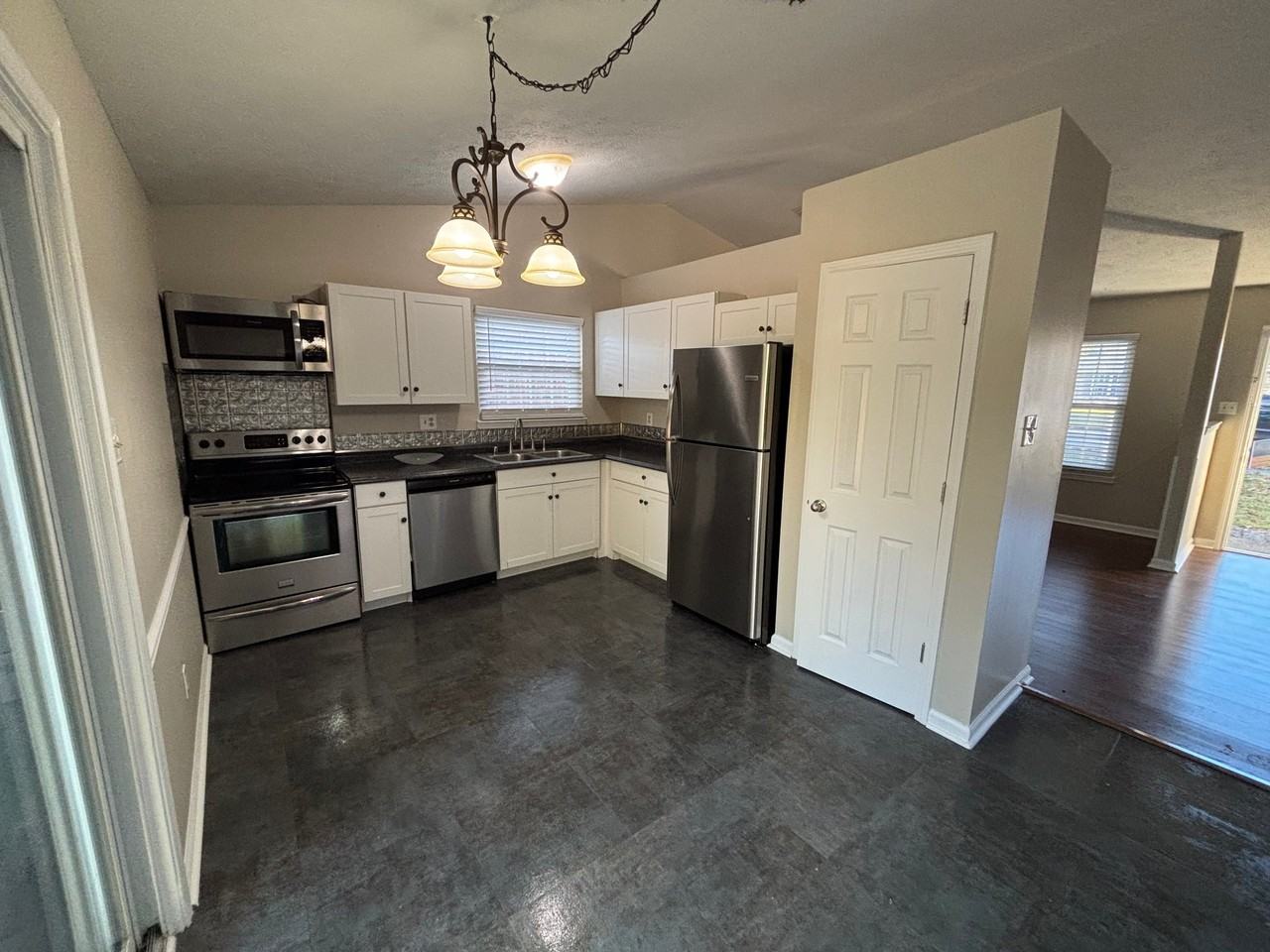 3476 Royal Wood Rd - Photo 4 of 15