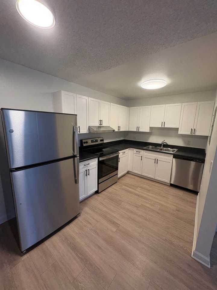 903 E Moorhead Cir #1C - Photo 3 of 10