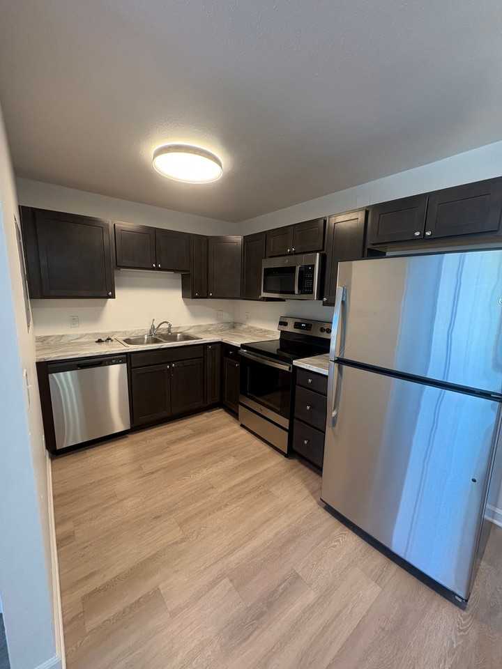 903 E Moorhead Cir #2H - Photo 3 of 10