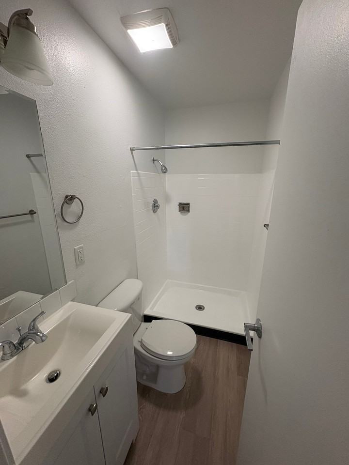 903 E Moorhead Cir #2H - Photo 7 of 10
