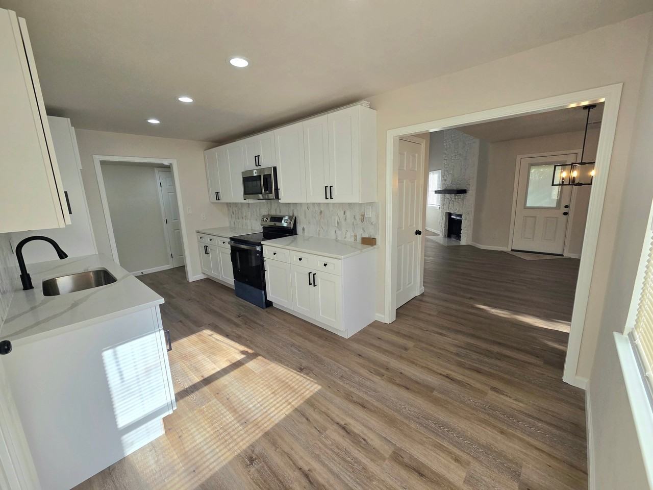 8562 Echo Creek Ln - Photo 4 of 20