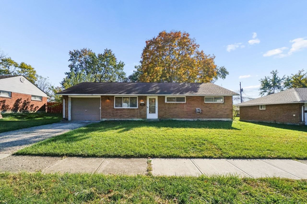 6295 Roselawn Ave - Photo 3 of 32