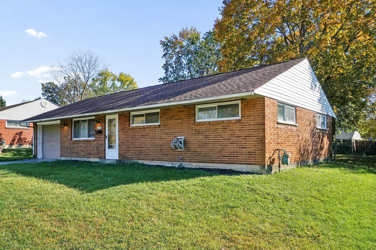 6295 Roselawn Ave - Photo 4 of 32