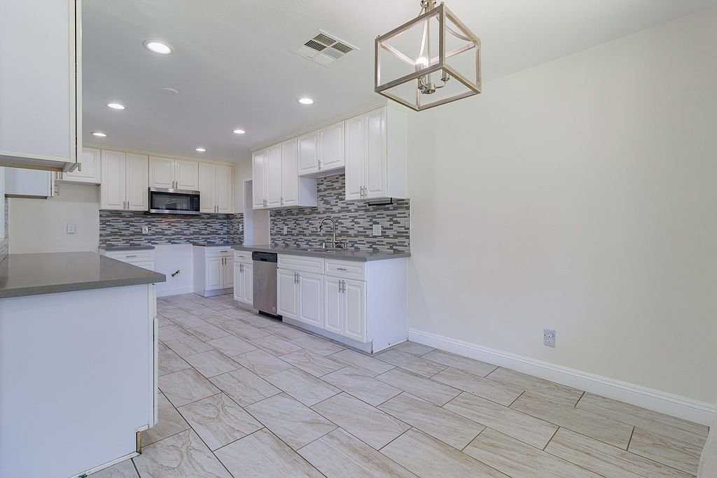 268 E 45th St - Photo 6 of 20