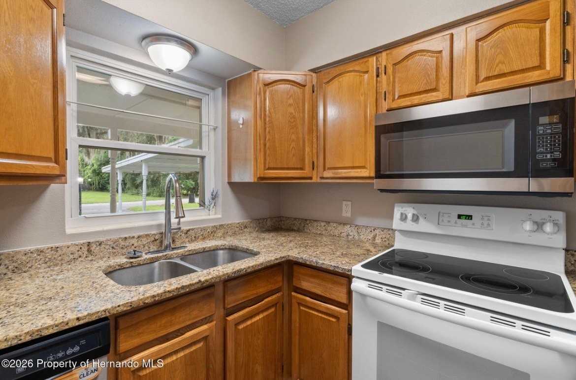 310 Longwood Dr - Photo 6 of 20