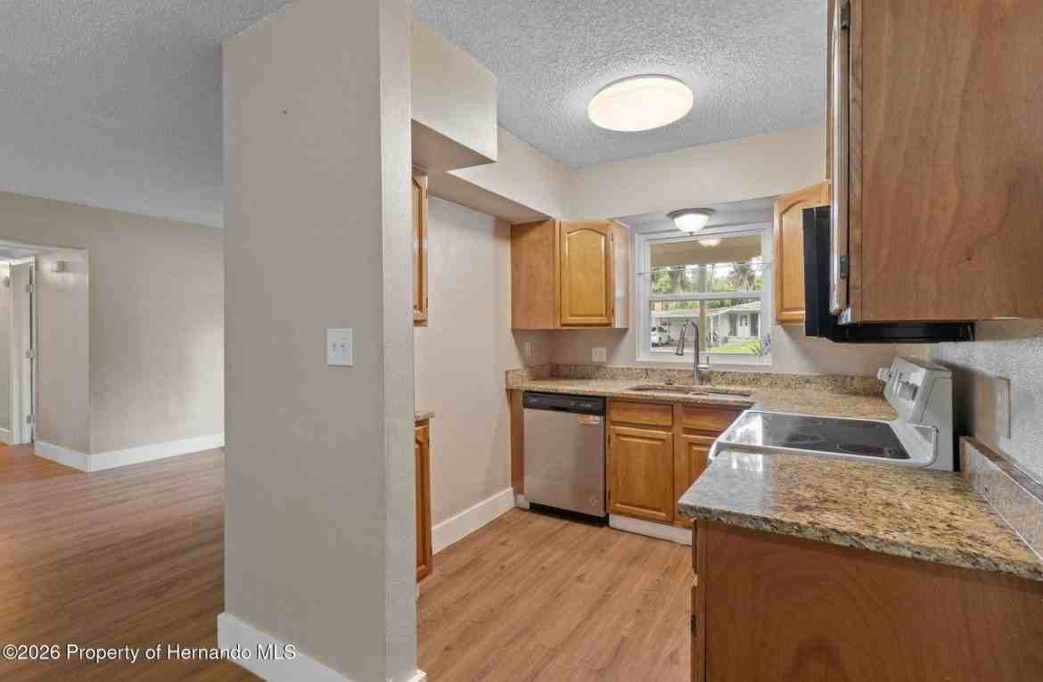 310 Longwood Dr - Photo 7 of 20