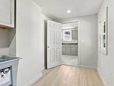 249 Homestead St - Photo 5 of 13