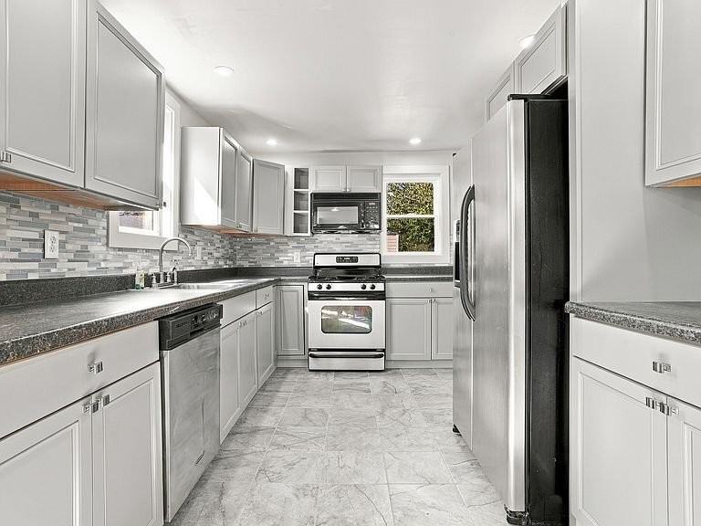 249 Homestead St - Photo 7 of 13