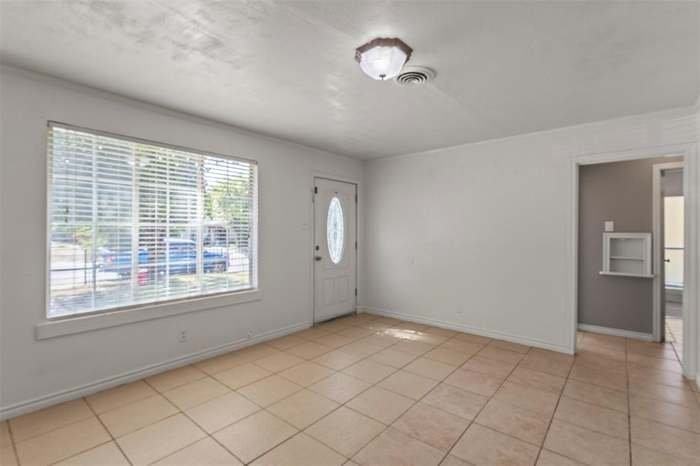 711 Hilltop Dr - Photo 3 of 19