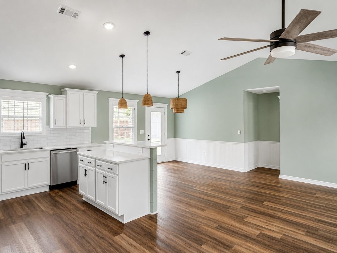 635 Magnolia Lake Dr - Photo 4 of 36