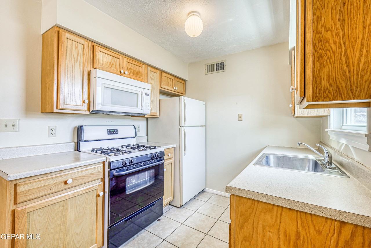 4555 Sun Valley Dr #B - Photo 4 of 42