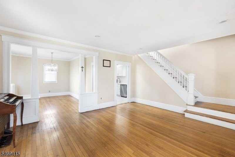 109 Allen St - Photo 4 of 7