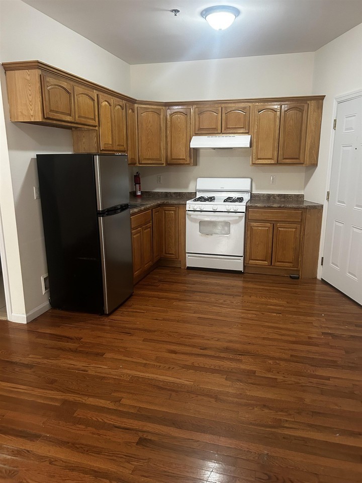 53 E 21st St - Photo 2 of 8