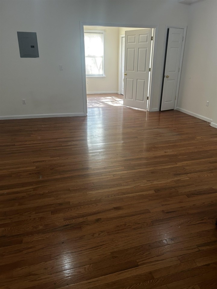 53 E 21st St - Photo 4 of 8