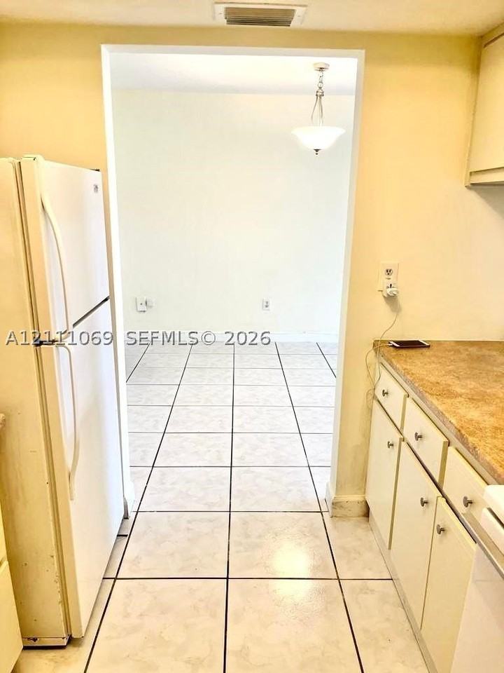 12150 Ne 19th Ave #7 - Photo 5 of 11