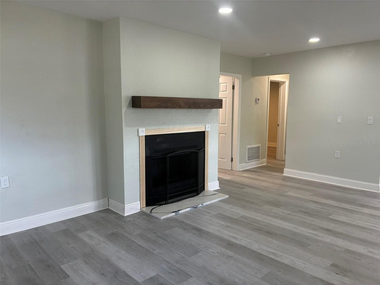 33 W Herrick Dr - Photo 4 of 29