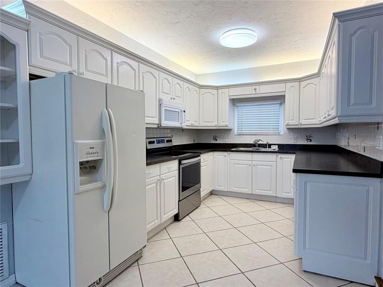 4320 Yardley Ave N - Photo 5 of 42