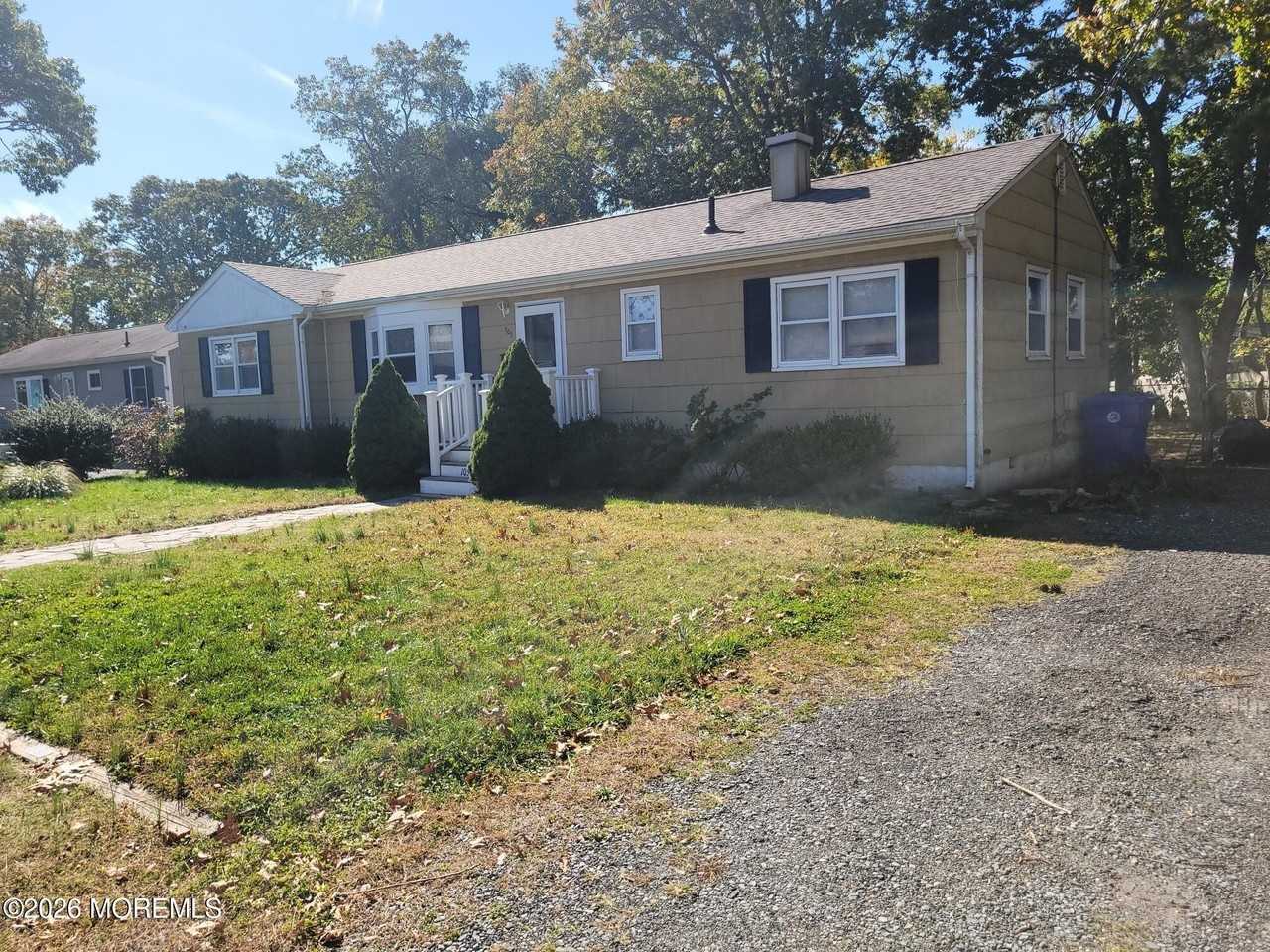 105 Solar Dr - Photo 2 of 17