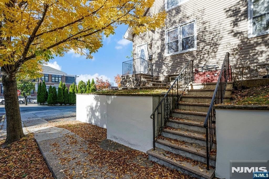 81 Washington Pl - Photo 2 of 33