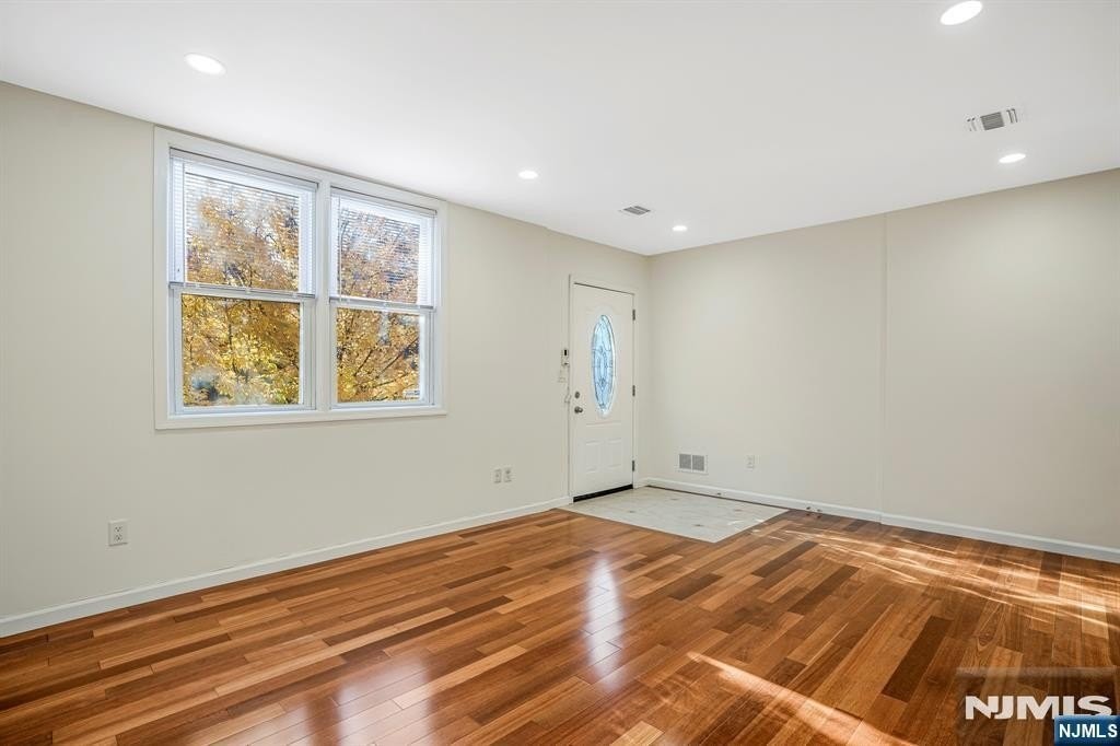 81 Washington Pl - Photo 3 of 33