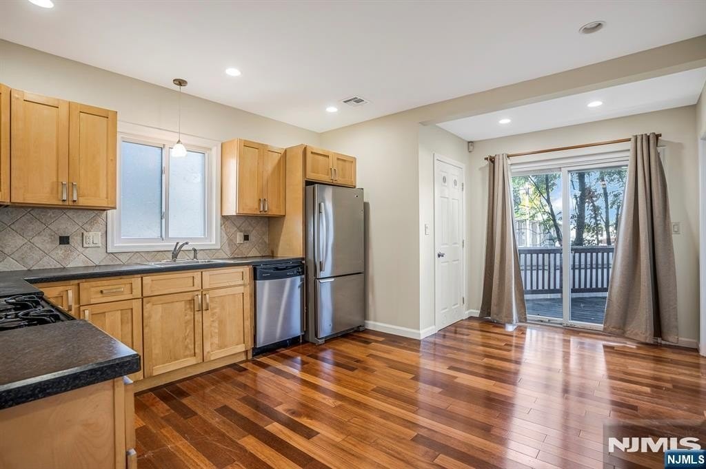 81 Washington Pl - Photo 4 of 33