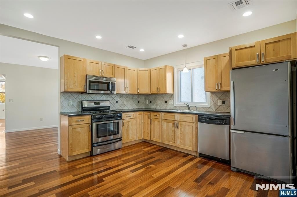 81 Washington Pl - Photo 6 of 33